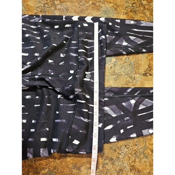 lululemon black and white legging size 8 (L28 ‎ ) - Picture 2 of 8